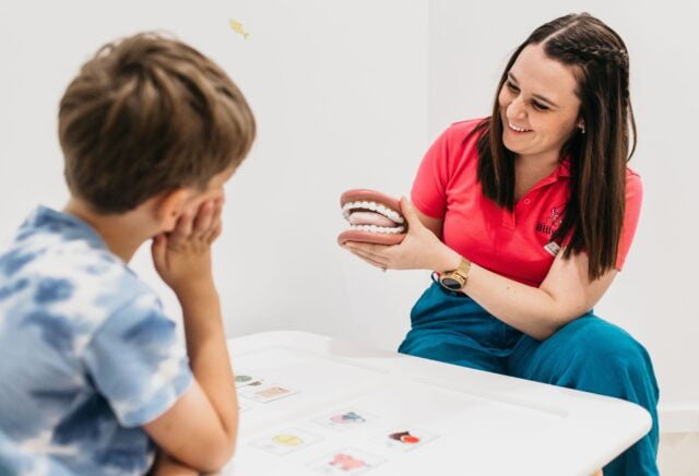 Billylids Therapy Speech pathologist showing a mouth model to a child